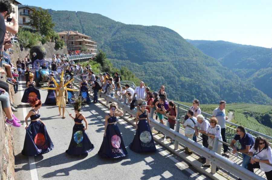 Il ticchettio della vite vince la sfilata dei carri allegorici di Verla di Giovo