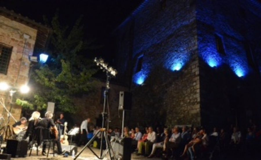 Blu Etrusco, il festival che fa grande il piccolo borgo di Murlo