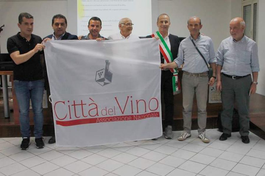Benetutti (SS), consegna della bandiera dell’Associazione Nazionale Città del Vino