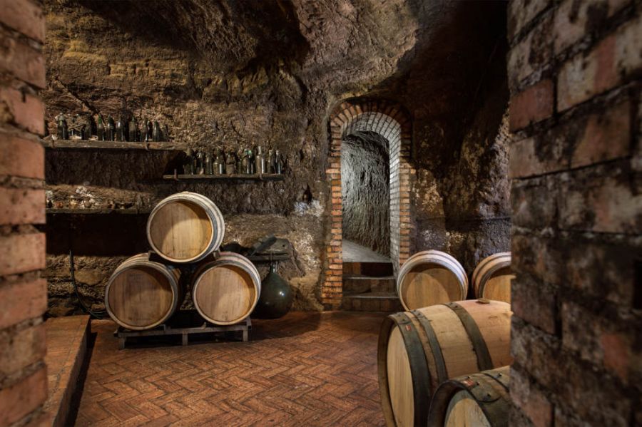 Il vino che riposa nelle grotte